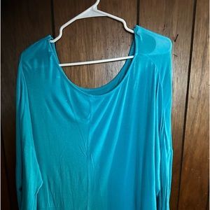 Women’s light top similar-to-raglan sleeves
